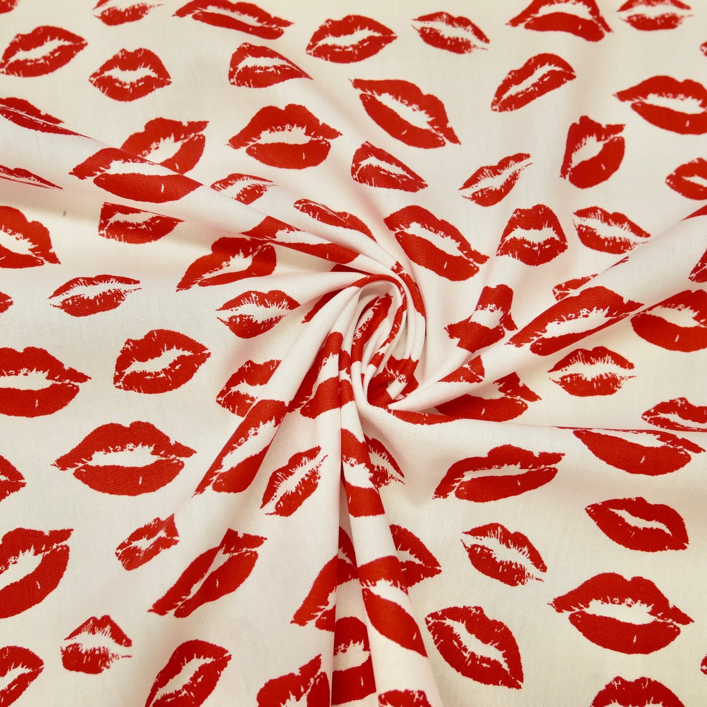ART. 5725 COTTON POPLIN KISSES